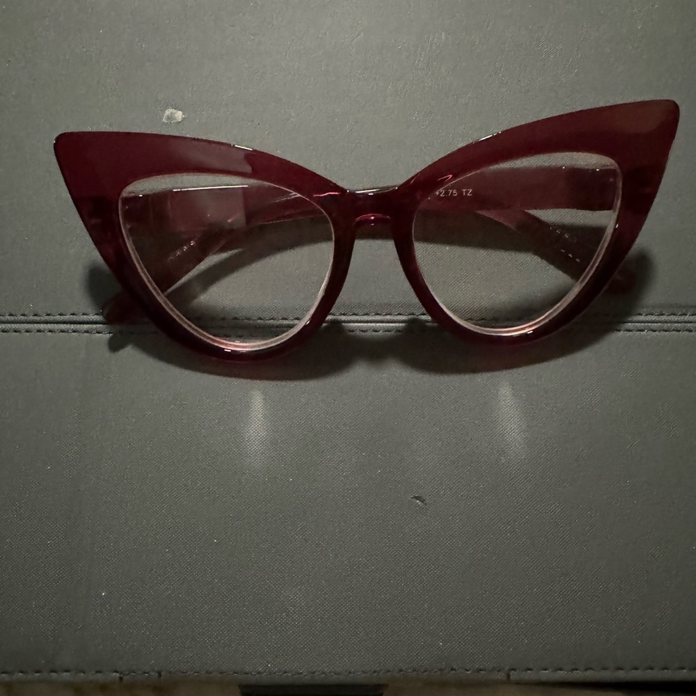 Chic Burgundy Cat-Eye Sunglasses